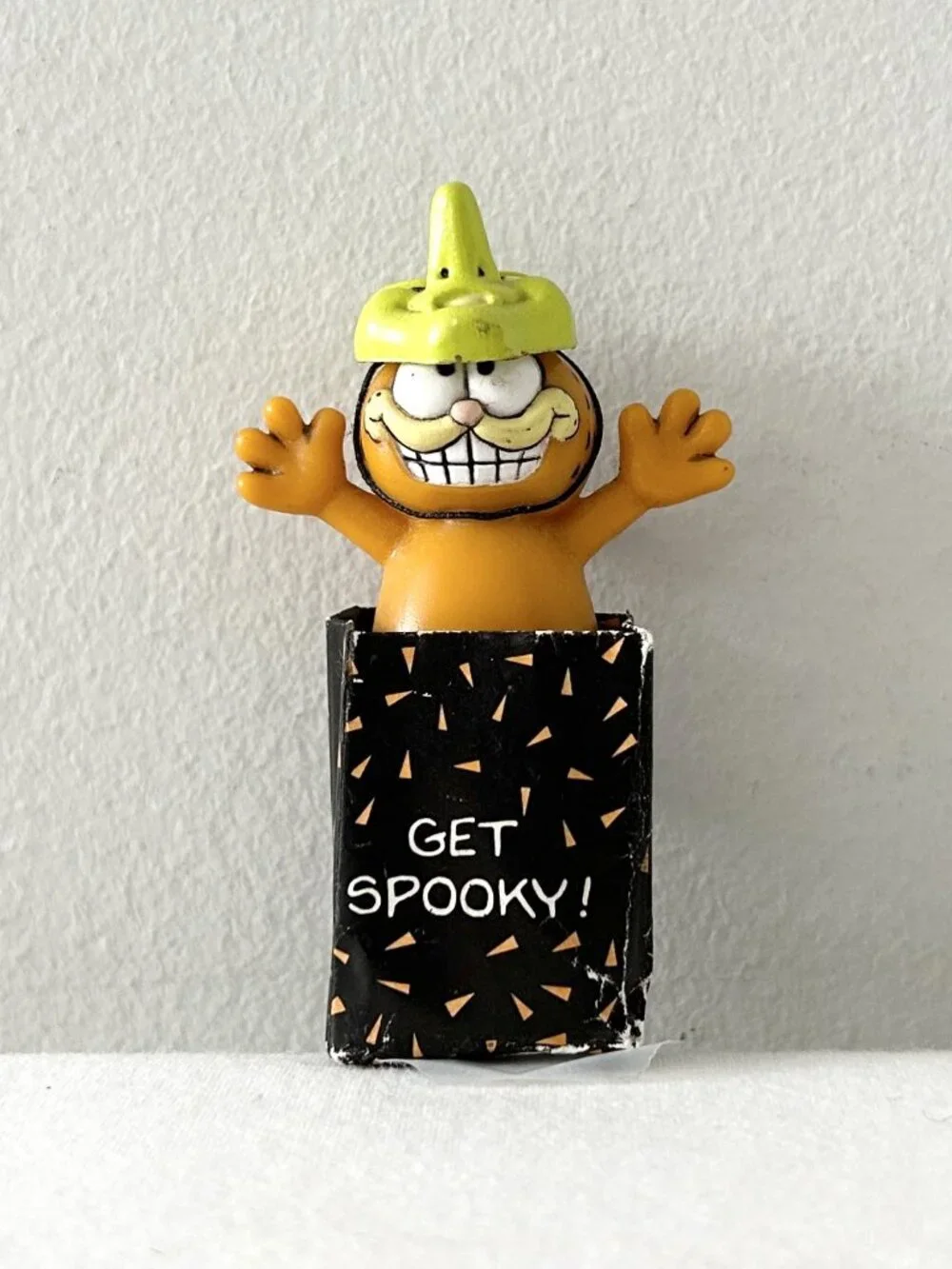 2 GARFIELD Holiday PVC Halloween Get Spooky Pin Humbug Xmas Suction Window Cling